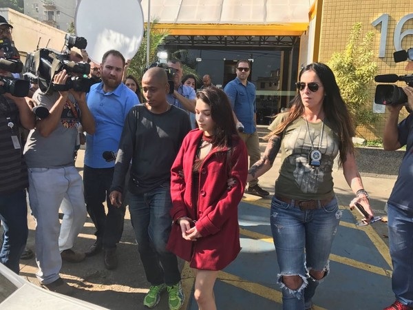 Renata Cirne, de 19 anos, foi presa no último dia 17 na investigação sobre a morte da bancária Lilian Calixto, morta após realizar uma bioplastia nos glúteos com o médico Denins Furtado Foto: Alba Valéria Mendonça/ G1.